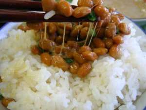 Natto (semillas de soja fermentadas) con arroz
